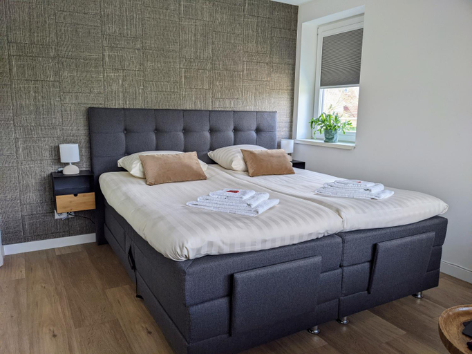 Others 3, Bed&Bubbels 256, Texel