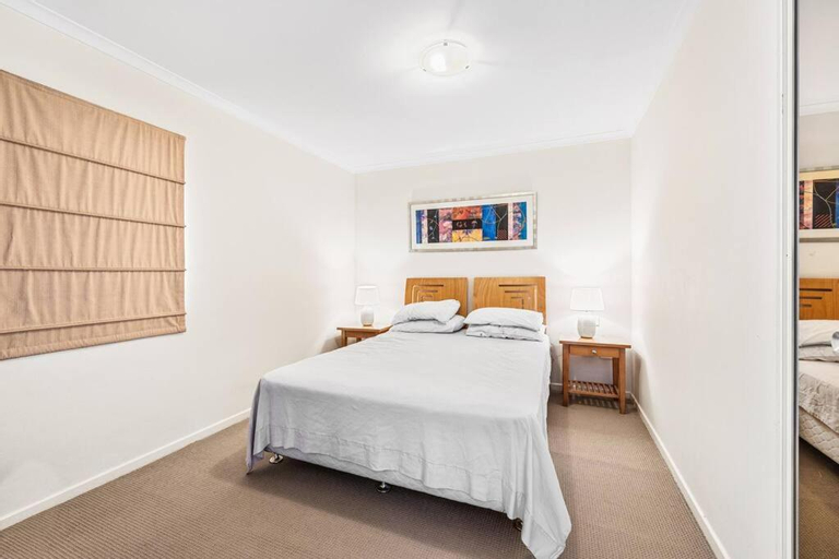 Chippendale Apartment with heated pool, Gym and Balcony Self Catering, Sydney