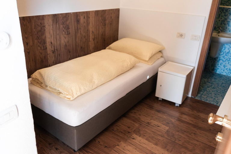 Bedroom 3, Albergo Garni Orchidea, Trento