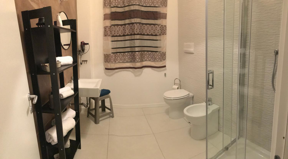 Bathroom 2, 100 PASSI, Palermo