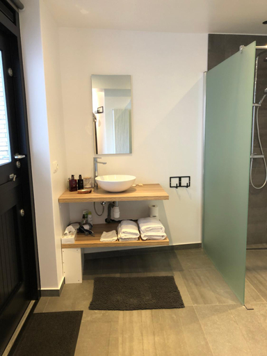 Others 3, B&B de grote Zeearend, Sluis