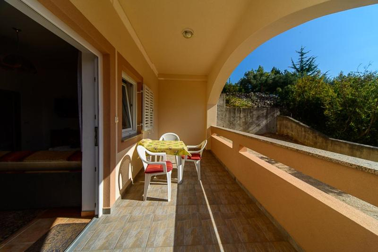 Shared lounge/TV area 1, Apartments Esad, Krk