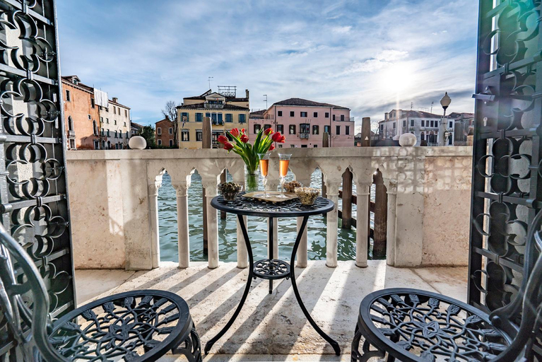Others 5, La Loggia Grand Canal, Venezia