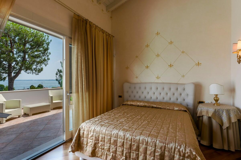 Bedroom 2, VILLA ELENA  Elegante Villa Vista Lago con Piscina, Brescia