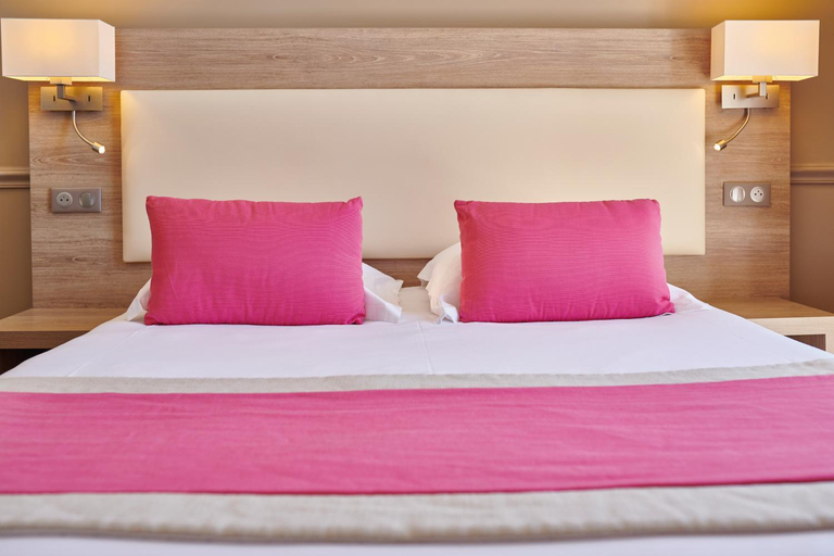 Bedroom 3, Hotel Vacances Bleues Royal Westminster, Alpes-Maritimes
