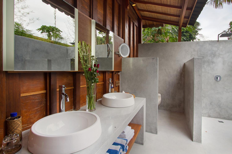 Bathroom 13