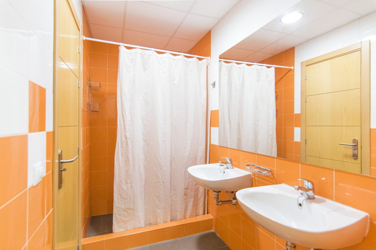 Bathroom 2, Albergue Inturjoven Marbella, Málaga