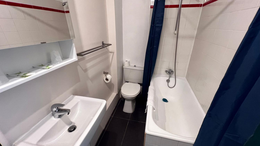 Bathroom 3, Hotel Saint James, Pyrénées-Atlantiques