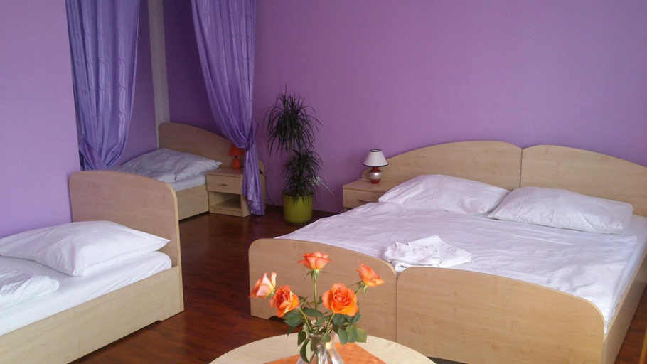 Bedroom 3, Hotel & Motorest V Udoli Zlateho potoka, Louny