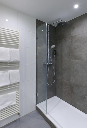 Bathroom 10