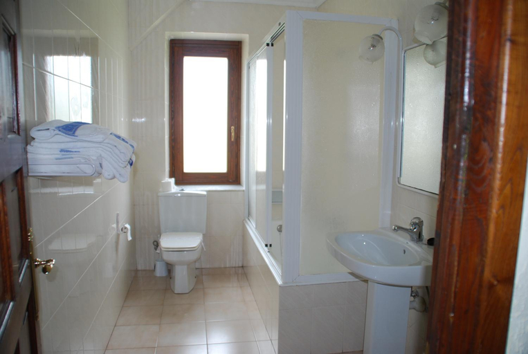 Bathroom 5, Hostal Ayestaran I, Navarra