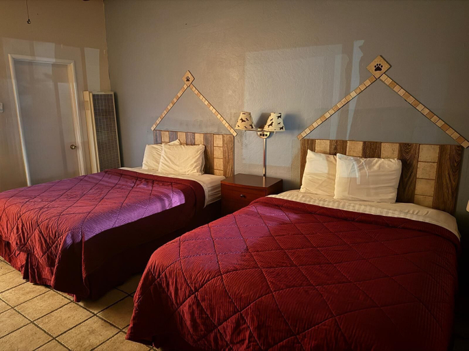Bedroom 2, Cinderella Motel, San Benito
