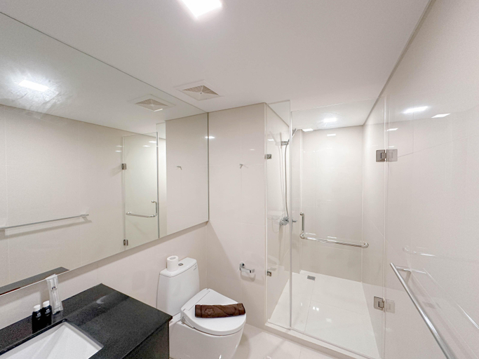 Bathroom 5, Spacious and Modern Studio SOHO Apartment at VieLoft SOHO and SKY Residence By Travelio, Surabaya