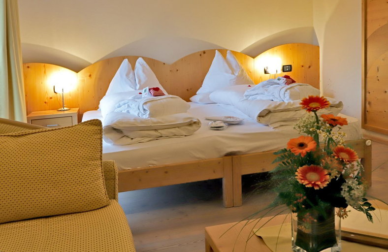 Bedroom 2, Hotel Dolomiten, Bolzano