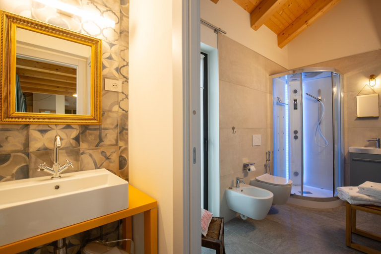 Bathroom 2, d'ARTEmisia Chambres d'hotes, Aosta
