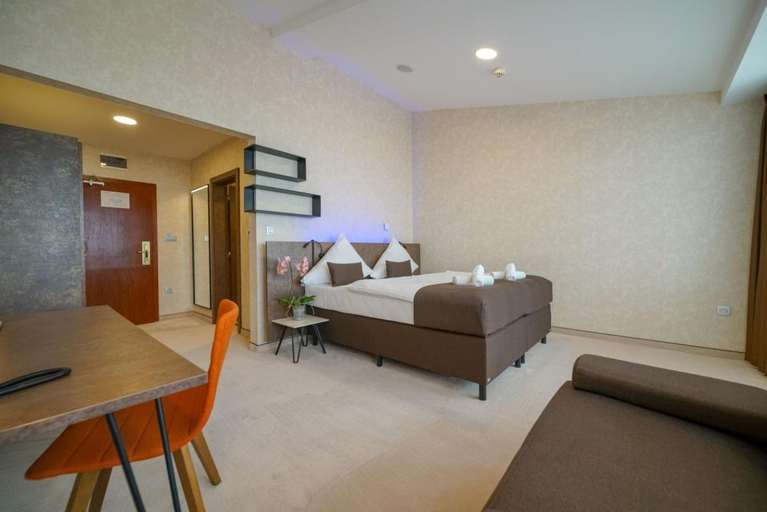 Bedroom 3, Grand Hotel Bellevue, Poprad