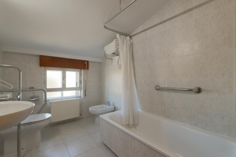 Bathroom 4, Hotel Las Vegas, Burgos