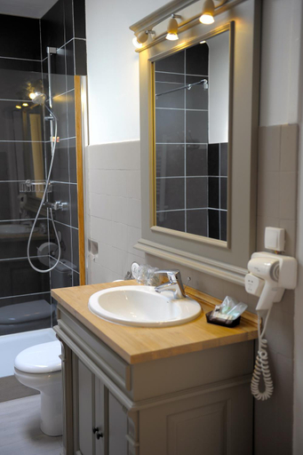 Bathroom 4, Hotel De La Cathedrale, Seine-Maritime