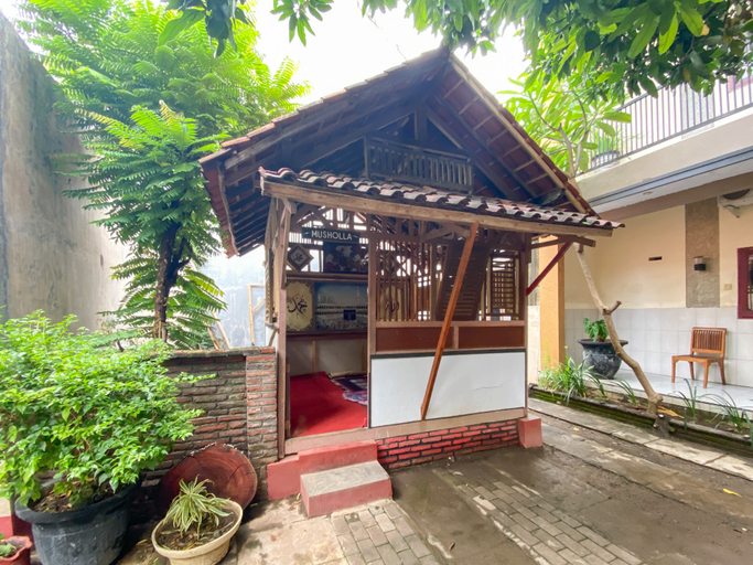 Exterior & Views 2, Urbanview Surya Guest House Probolinggo, Probolinggo