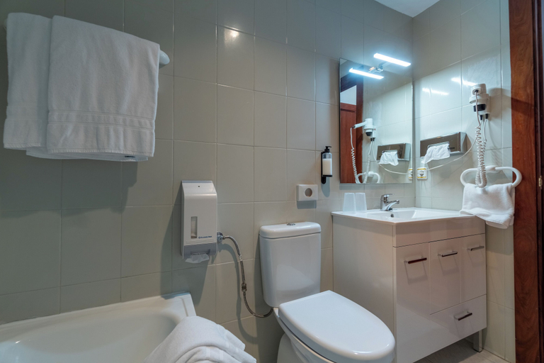 Bathroom 3, Hotel Náyade, Segovia