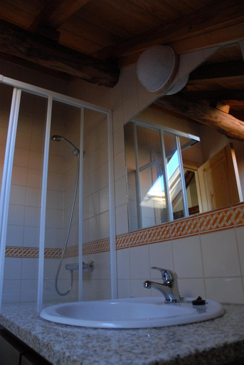 Bathroom 4, Casa da Moreia, Seia