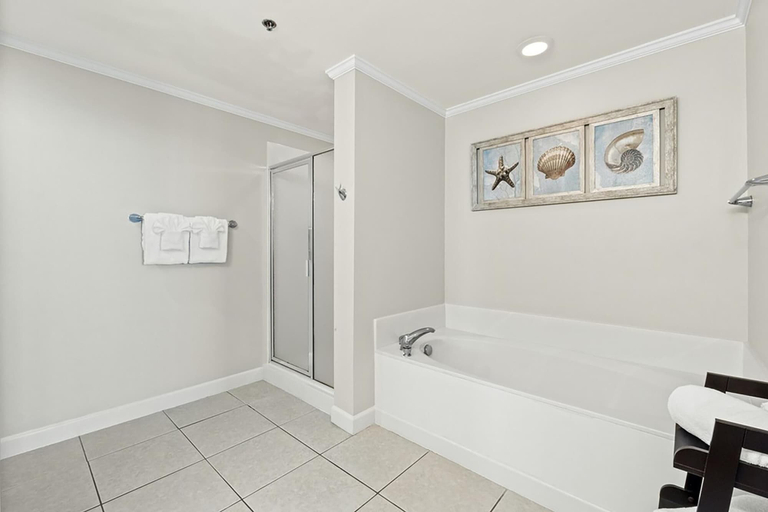 Bathroom 3, Splash 1803w, Bay