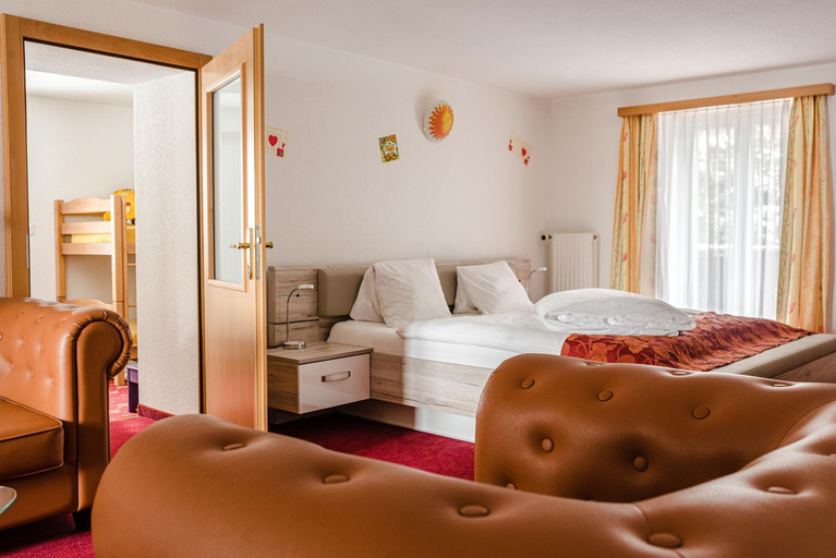 Bedroom 3, Family Hotel Desiree, Visp