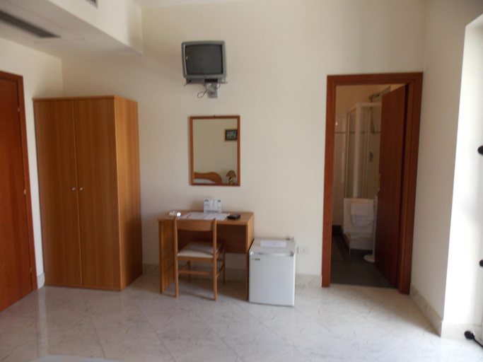 Bedroom 3, Albergo Roma, Matera