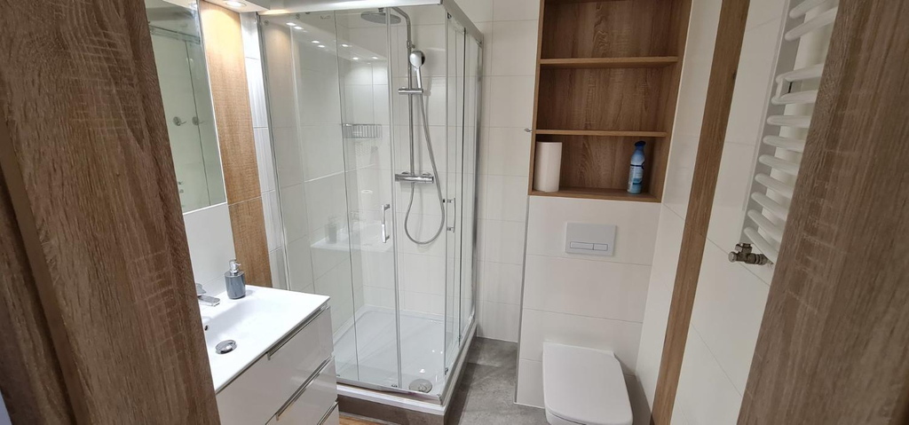 Bathroom, Apartamenty EverySky Źródlana 2, Lubań