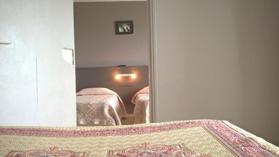 Bedroom 2, Riv'Hotel, Aveyron