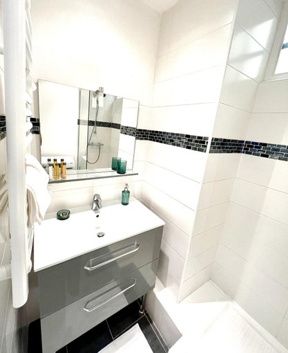 Bathroom 3, L'étoile Grenobloise ✨, Isère
