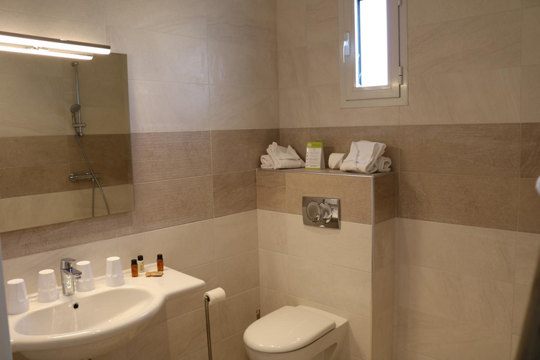 Bathroom 3, Hotel du Bord de Mer "Le Vanille", Alpes-Maritimes