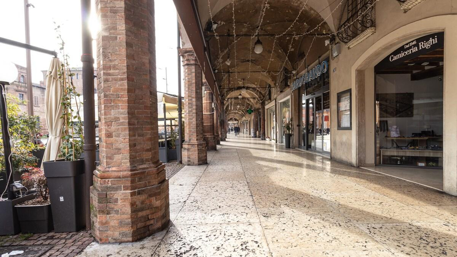 Others 5, Piazza Martiri-In pieno centro sotto al Castello, Modena