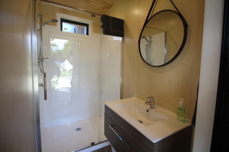 Bathroom 3, Te Anau Lakefront Backpackers, Southland