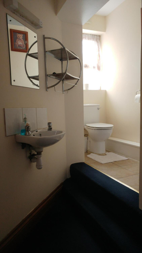 Bathroom, The Three Horseshoes, Buckinghamshire