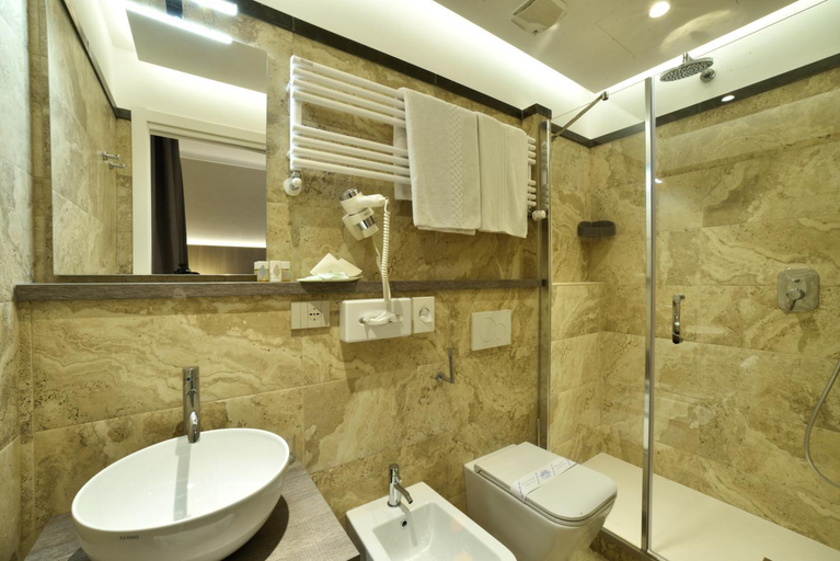 Bedroom 5, Hotel Lamberti, Savona