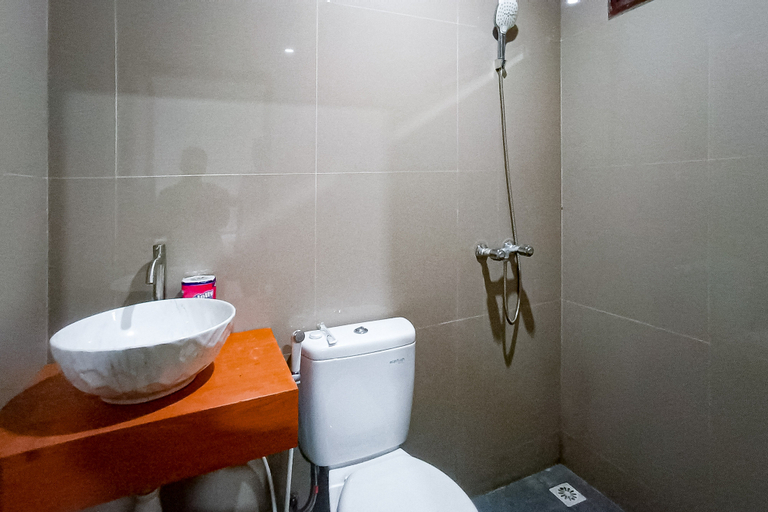 Bathroom 3, RedDoorz @ RRR Guesthouse Mataram, Lombok