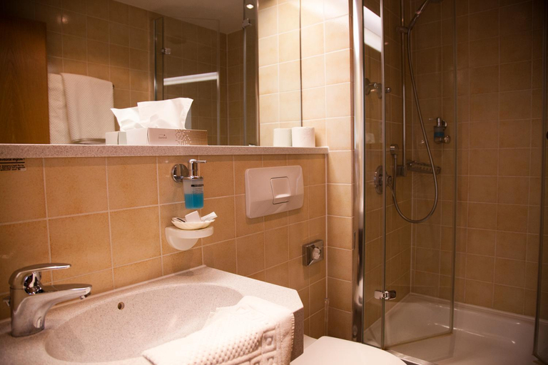 Bathroom 3, Hotel Restaurant zur Windmuhle, Ansbach