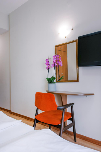 Others 4, Hotel Cronos, Epirus
