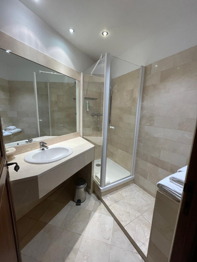 Bathroom 5, Hapimag Chateau de Chabenet, Indre