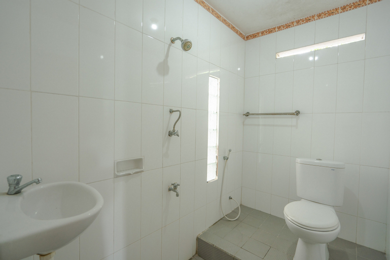 Rommeo Inn Lovina Mitra RedDoorz - Tap to explore photos