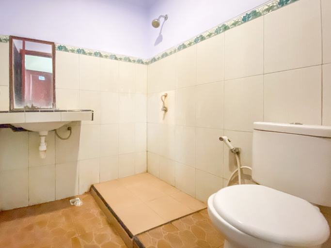 Bathroom 4, Urbanview Surya Guest House Probolinggo, Probolinggo