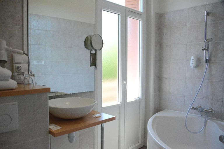 Bathroom 4, Hotel Restaurant de la Poste, Loire