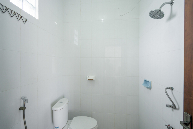 Bathroom 3, Rommeo Inn Lovina Mitra RedDoorz, Buleleng