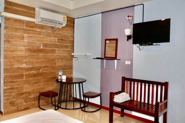Others, โรงแรมเจเอสเพลส, Tha Bo