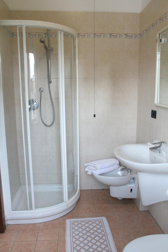 Bathroom 10