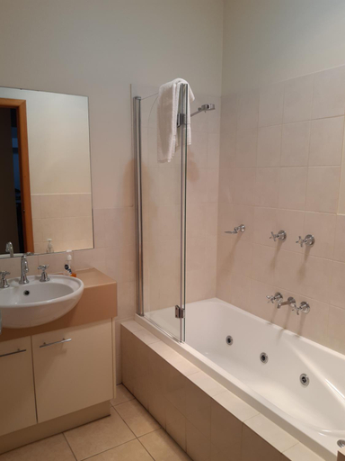Bathroom 4, The Lakes Apartments, E. Gippsland - Bairnsdale