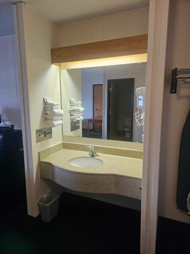 Bathroom, Beartooth Inn, Park