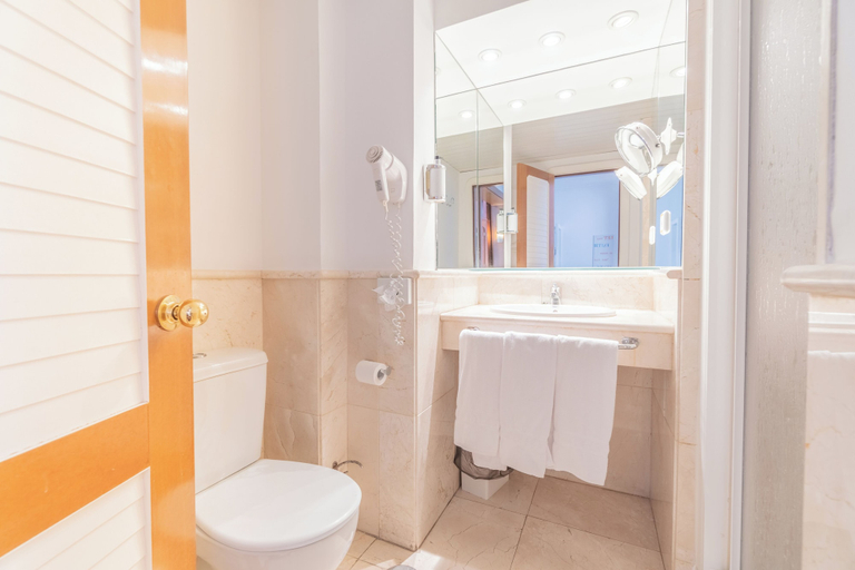 Bathroom 3, Hotel Náyade, Segovia