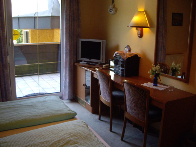 Bedroom 1, Hotel Pension Stadlhuber Aktivpark Kremsmunster, Steyr Land